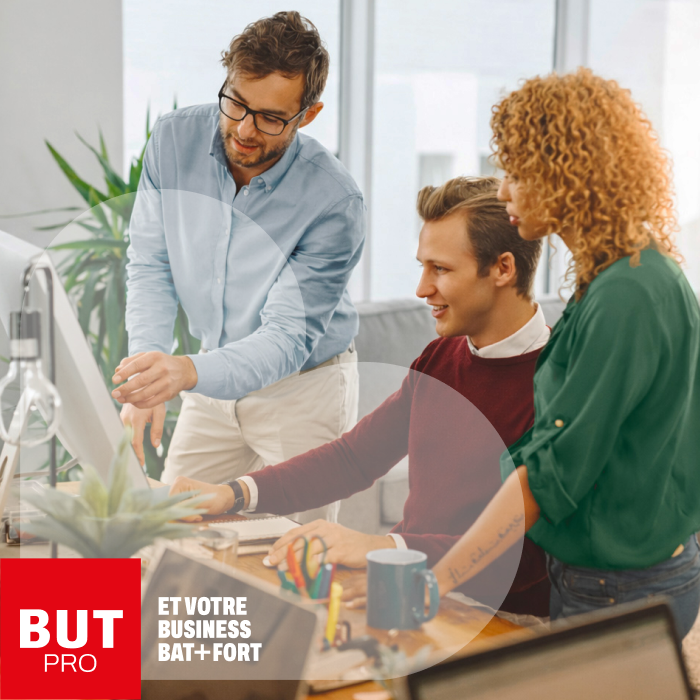 Réunion collaborative en entreprise Équipe professionnelle en réunion collaborative devant un ordinateur dans un bureau moderne