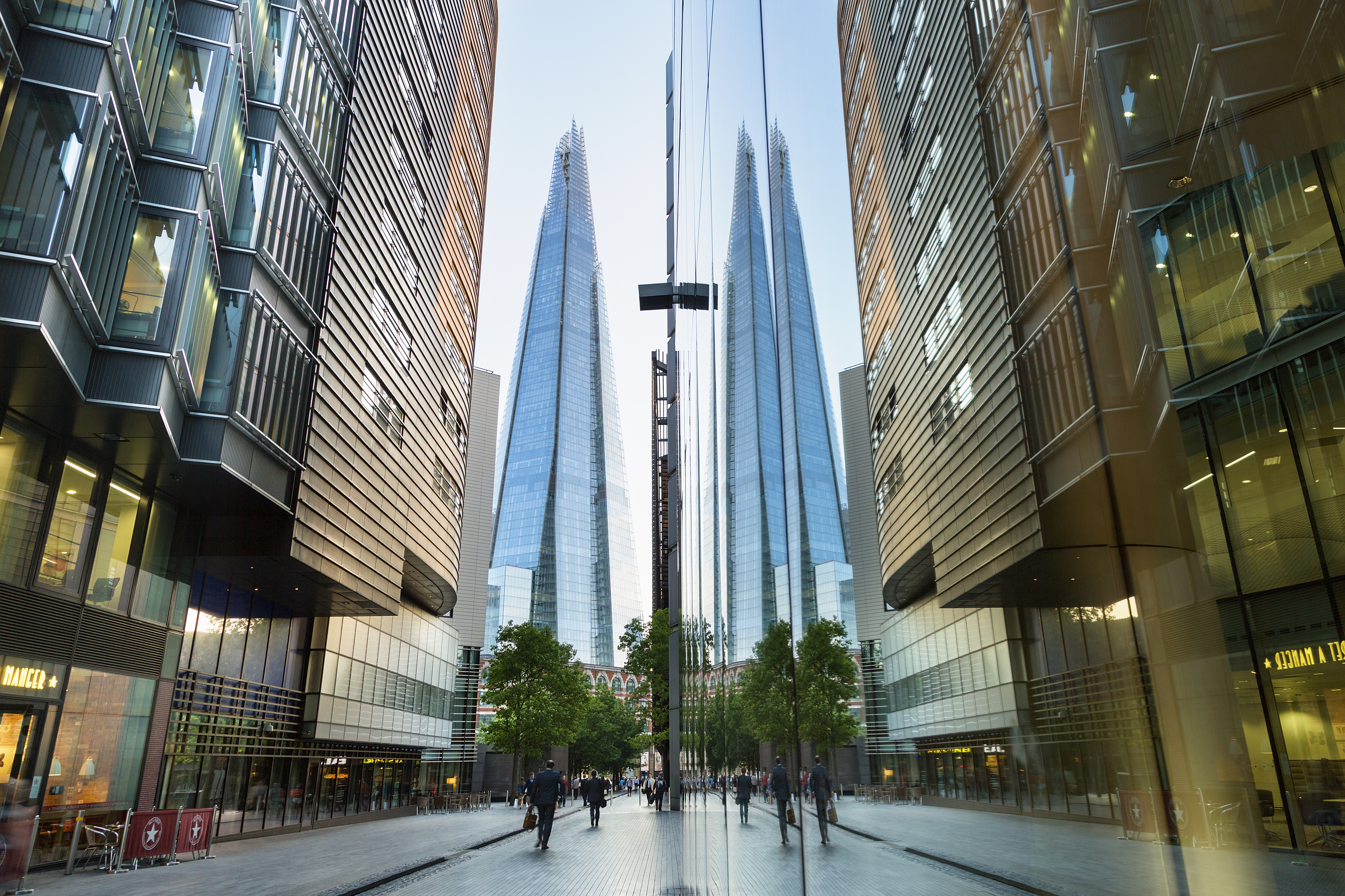 Abstract 5G connectivity graphic illustrating modern radio access networks and mobile transformation.